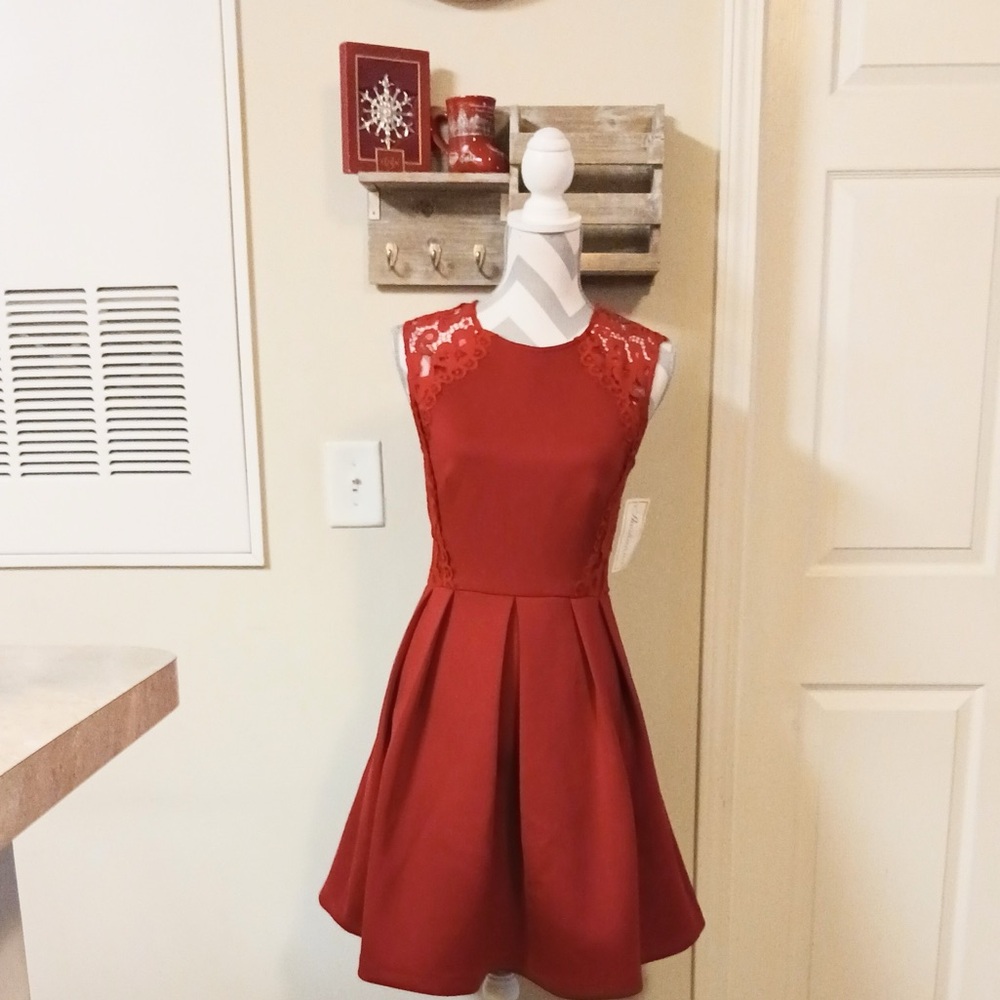 Shoshanna Cocktail Dress, Round neckline w/beautiful lace detail,